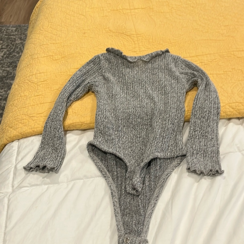 Zara 18-24 month onesie top. Grey light sweater type material great condition